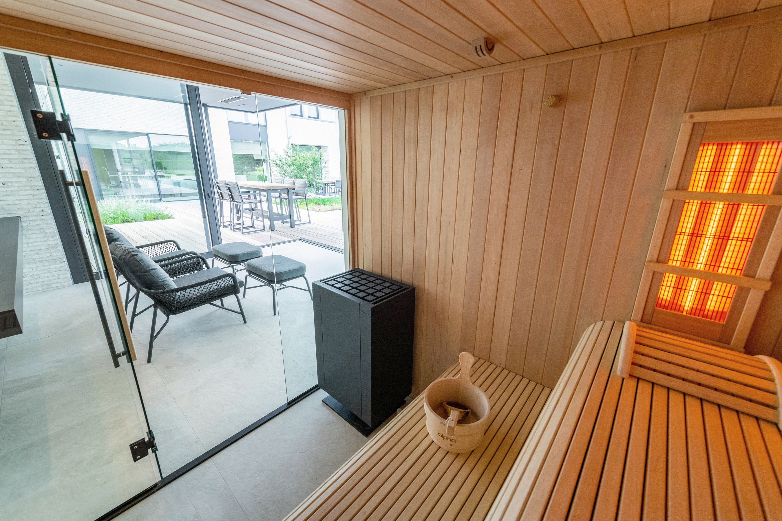 Modern buitenzwembad met sauna