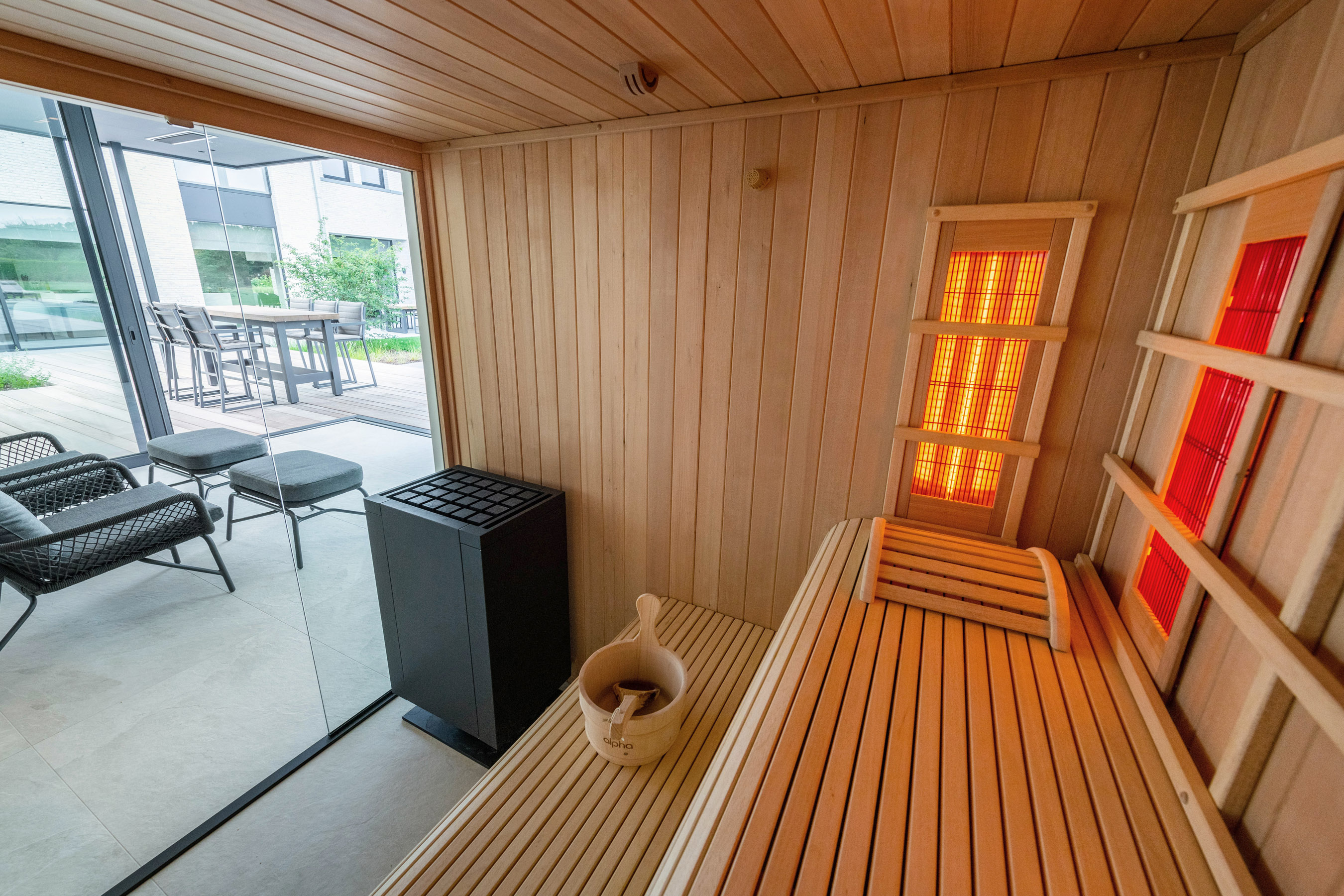 Modern buitenzwembad met sauna