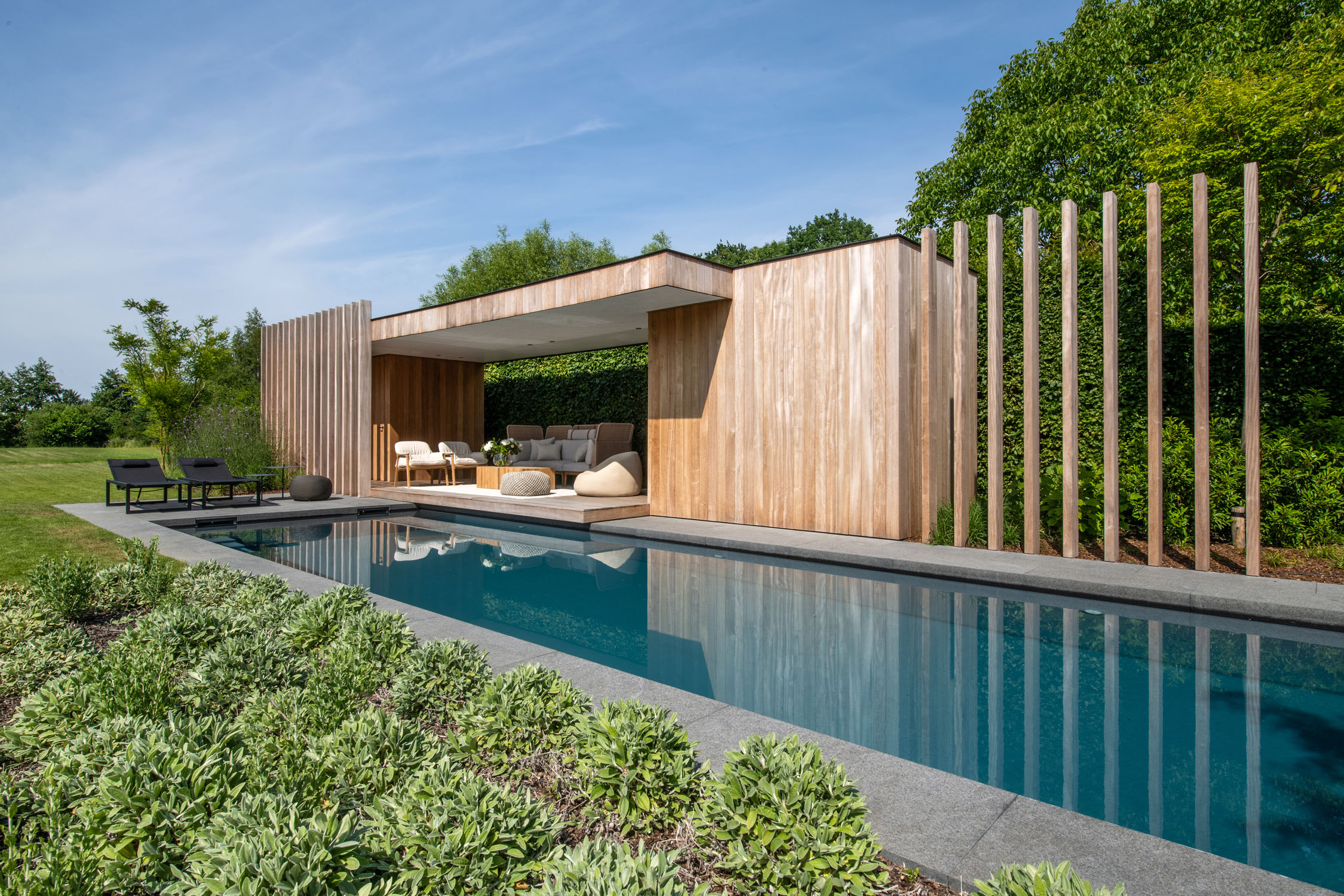 Zwembad met moderne, stijlvolle lounge